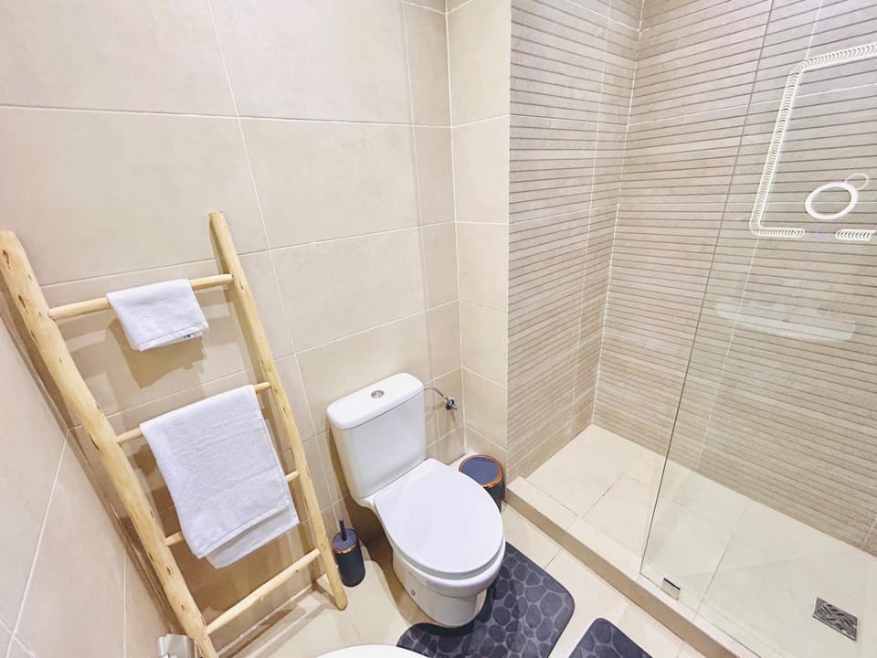 Shower, Toilet, Bathroom, Bath, bidet, towels