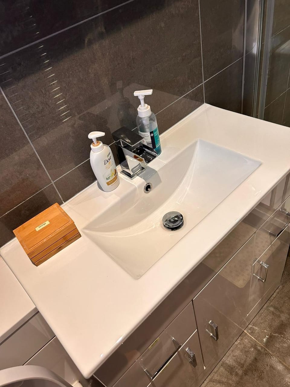 Gatwick Guest House - Short & Long Stay, Airport Parking, Airport Shuttle, Early & Late Check In - 49, RH11 8QX Hotel in Crawley