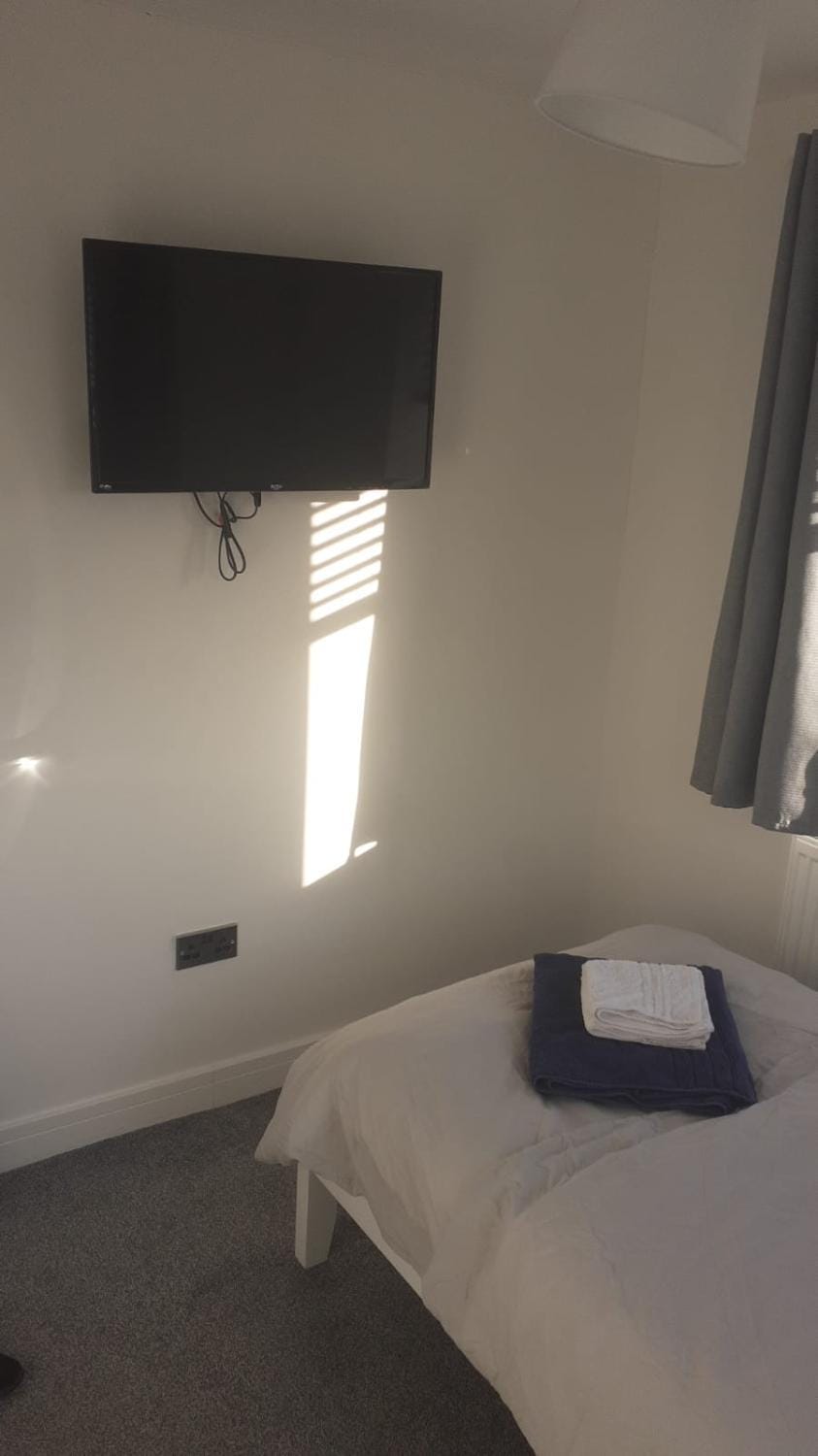 Gatwick Guest House - Short & Long Stay, Airport Parking, Airport Shuttle, Early & Late Check In - 49, RH11 8QX Hotel in Crawley