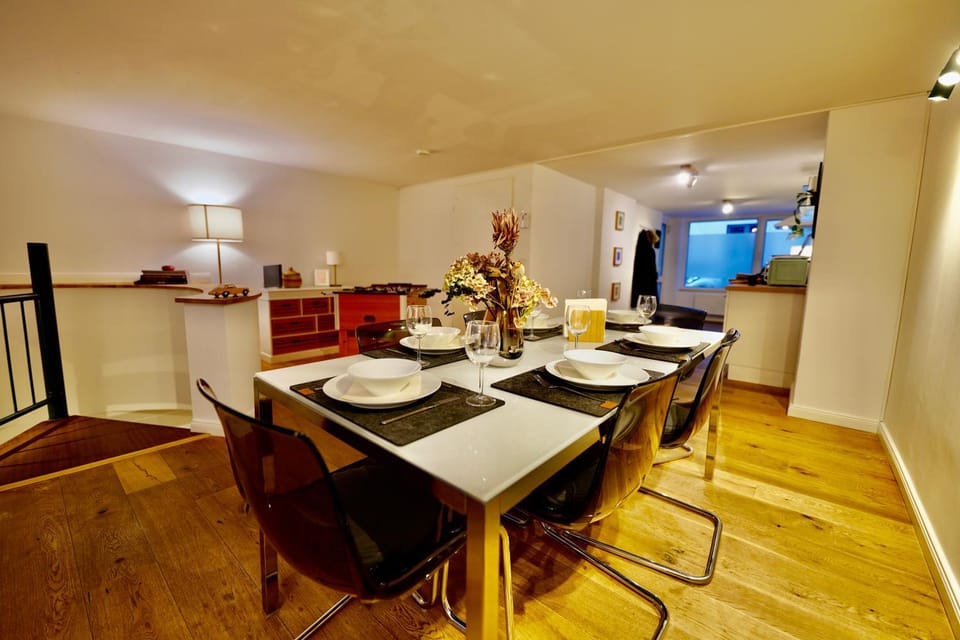 Kitchen or kitchenette, Food and drinks, Seating area, Dining area, Food