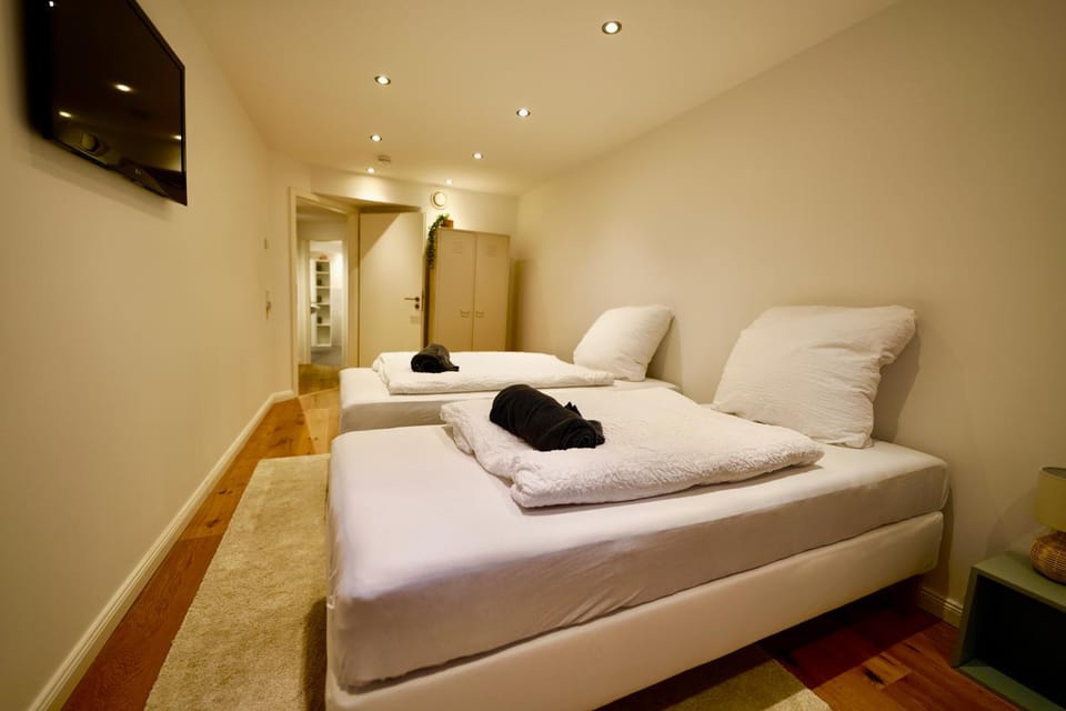 Bed, TV and multimedia, Photo of the whole room, Bedroom, towels