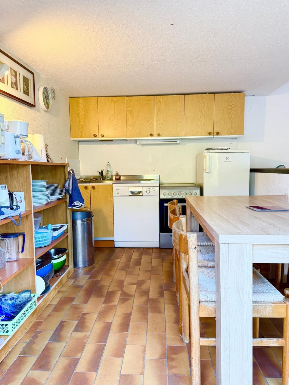 Kitchen or kitchenette, dishwasher, stove