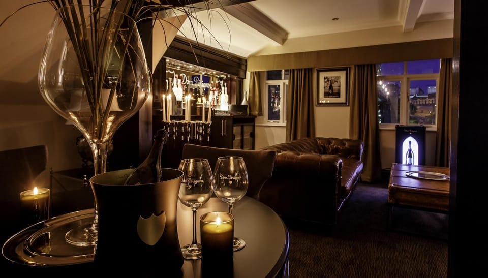 Photo of the whole room, Decorative detail, Alcoholic drinks