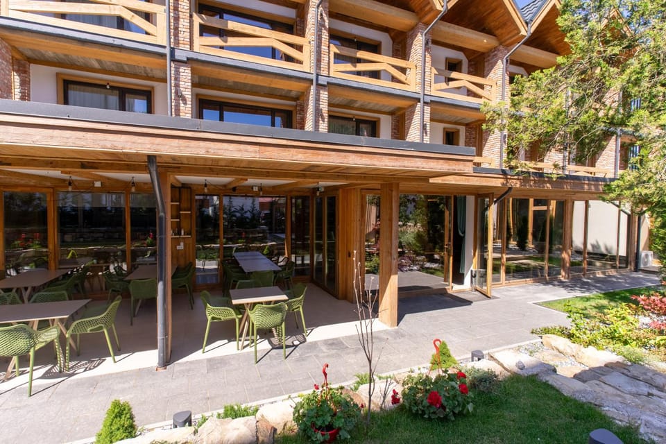 Property building, Restaurant/places to eat, Garden, Balcony/Terrace
