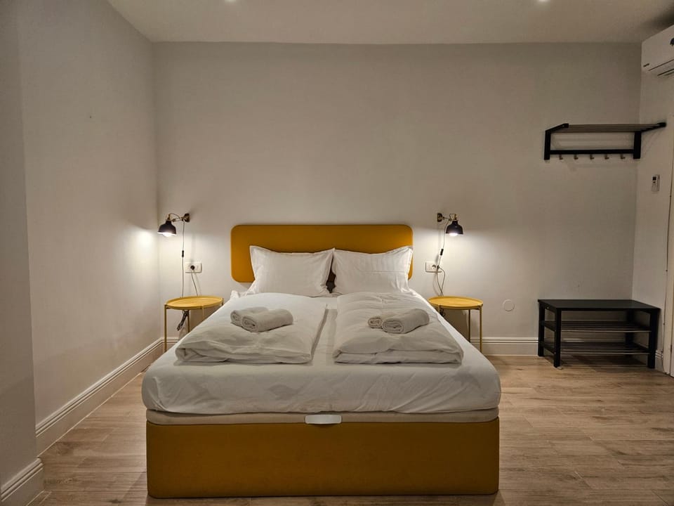 Bed, towels