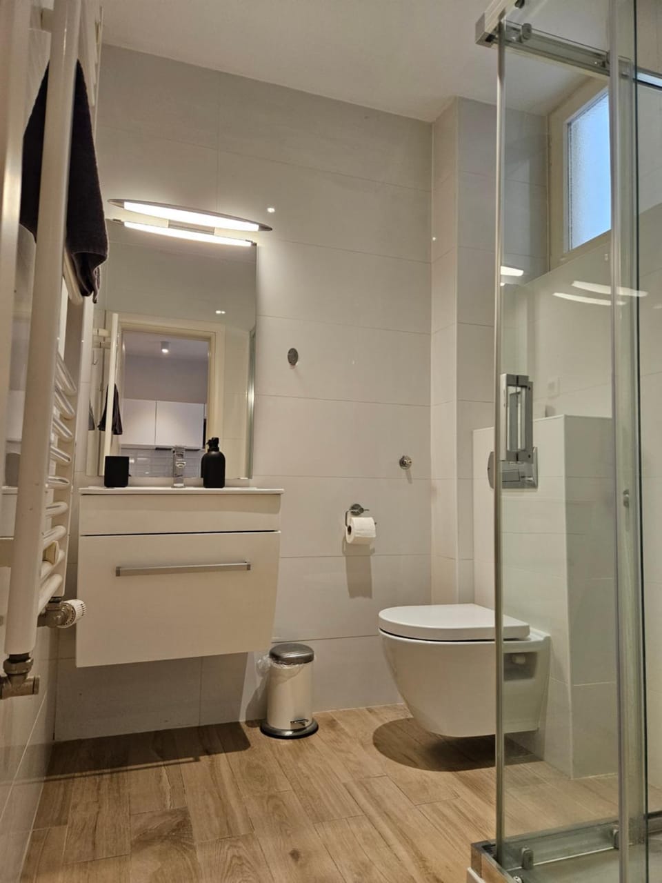 Shower, Toilet, Bathroom, towels