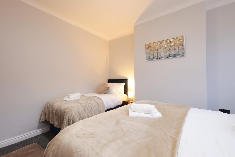 Bed, Photo of the whole room, Bedroom, towels