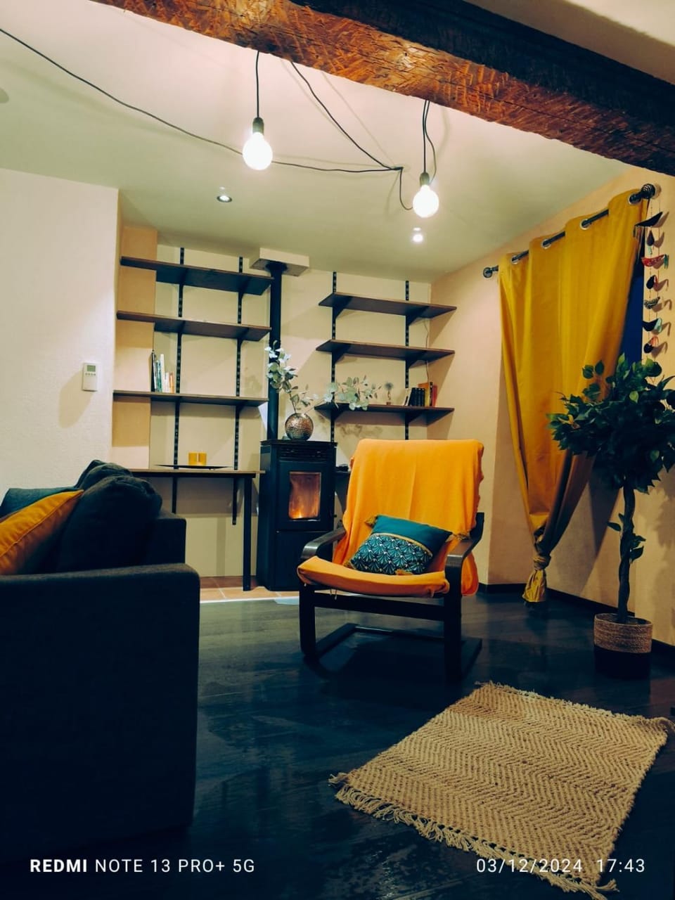 Restaurant/places to eat, Living room, Hiking, Cycling