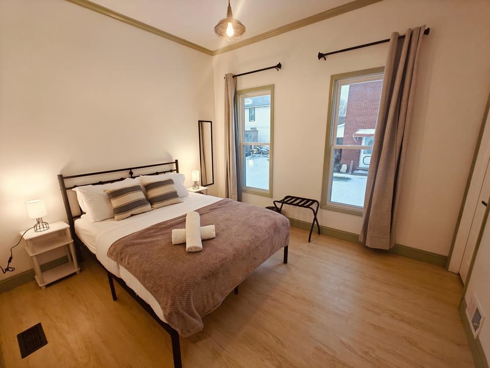 New! Golden Getaway walk to the falls Apartment in Niagara Falls