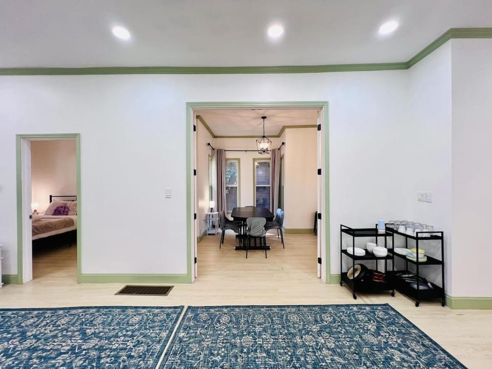 New! Golden Getaway walk to the falls Apartment in Niagara Falls