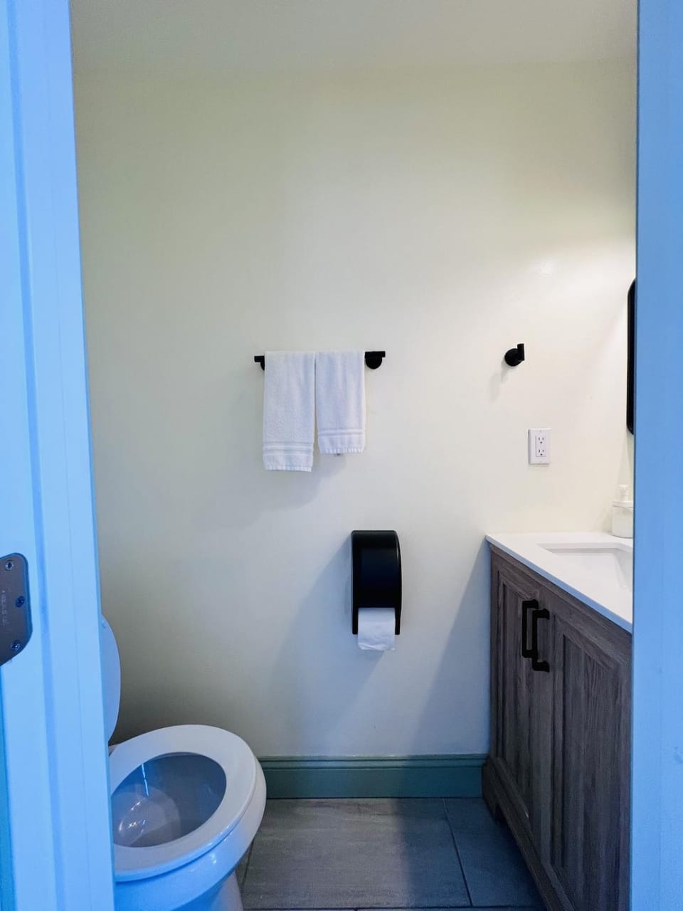 New! Golden Getaway walk to the falls Apartment in Niagara Falls