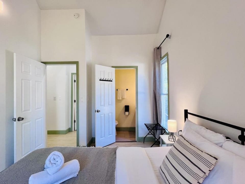 New! Golden Getaway walk to the falls Apartment in Niagara Falls