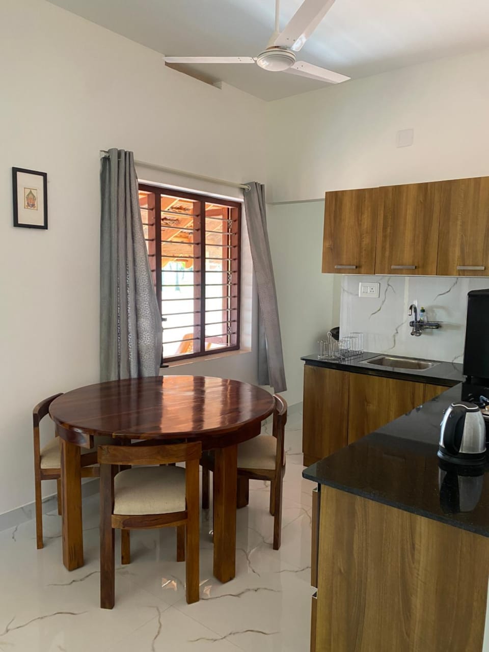 Kitchen or kitchenette, Dining area
