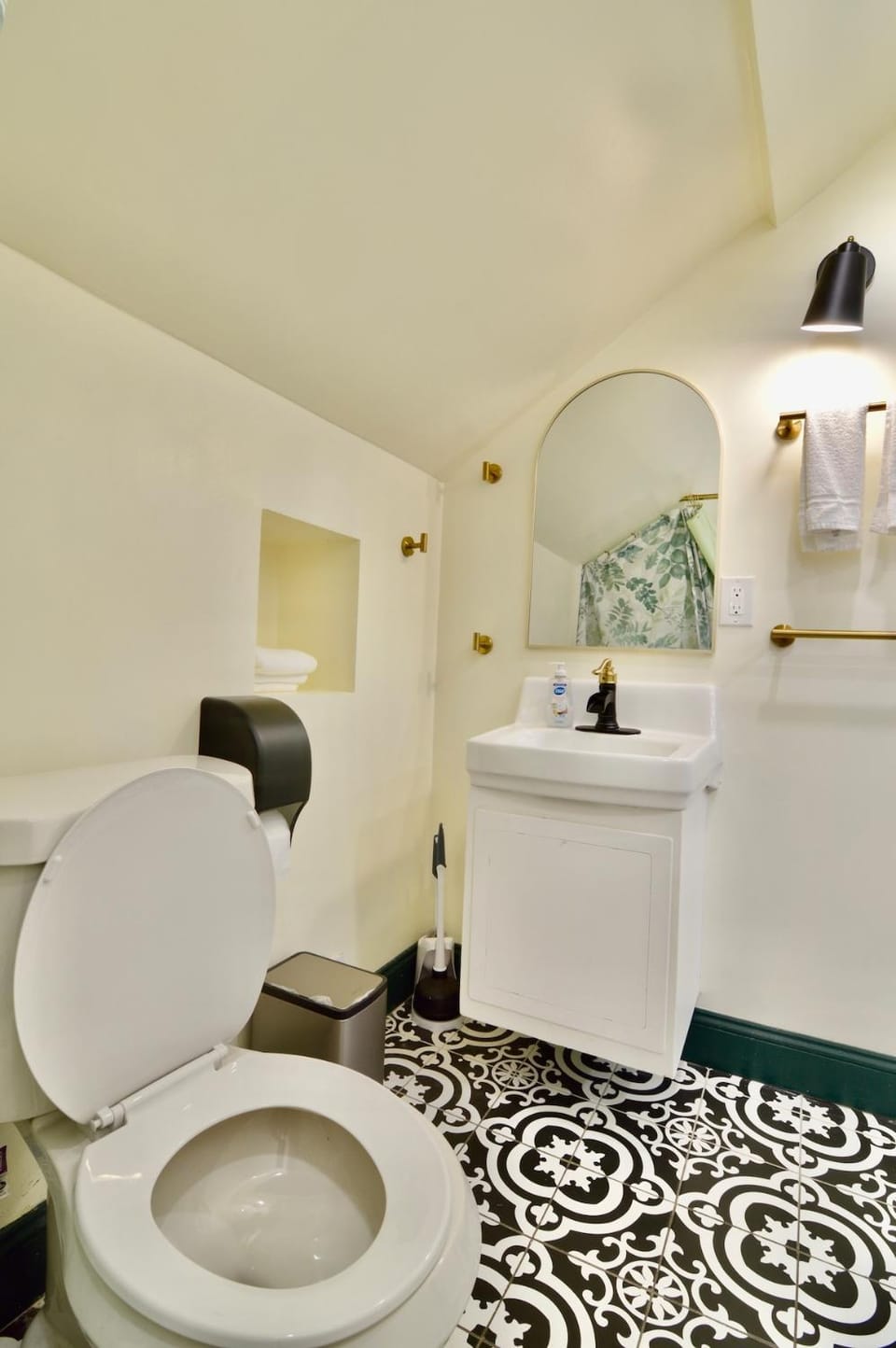 Evergreen Niagara 17-min walk Free Wifi Parking Apartment in Niagara Falls