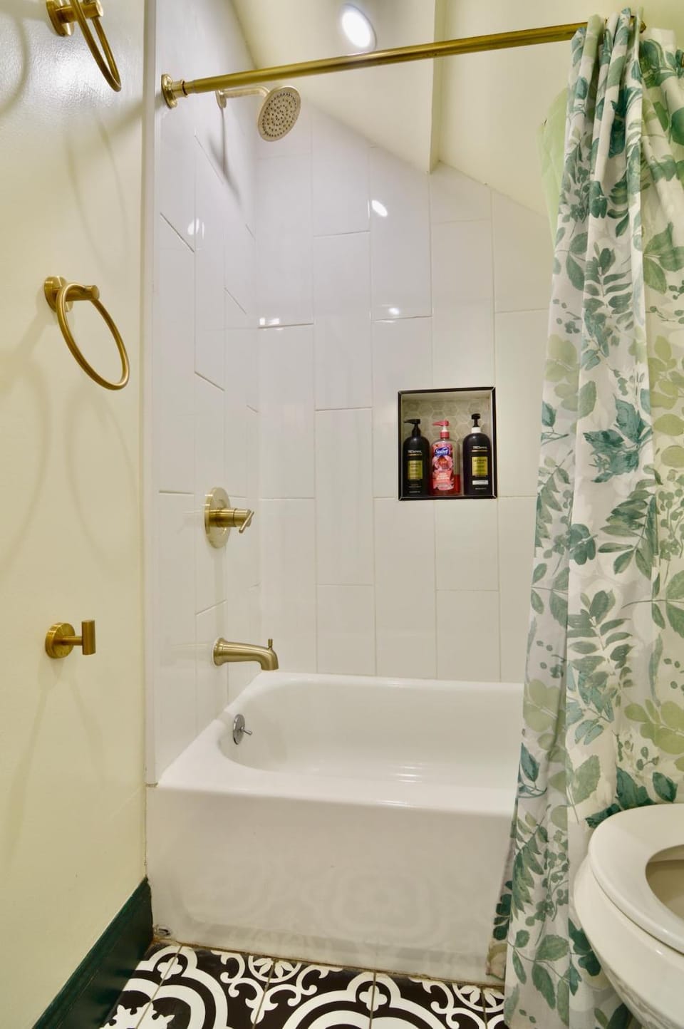 Evergreen Niagara 17-min walk Free Wifi Parking Apartment in Niagara Falls