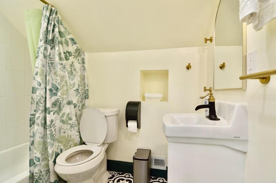 Evergreen Niagara 17-min walk Free Wifi Parking Apartment in Niagara Falls