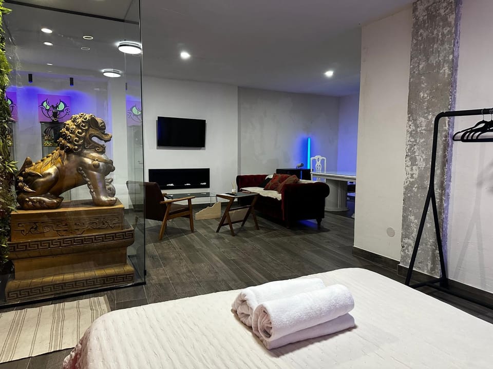 Bed, TV and multimedia, Photo of the whole room, Bedroom, towels
