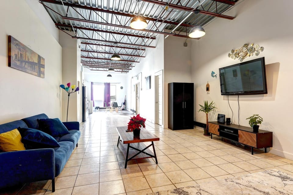 #2 - Big Loft - Plaza St-hubert Apartment in Laval
