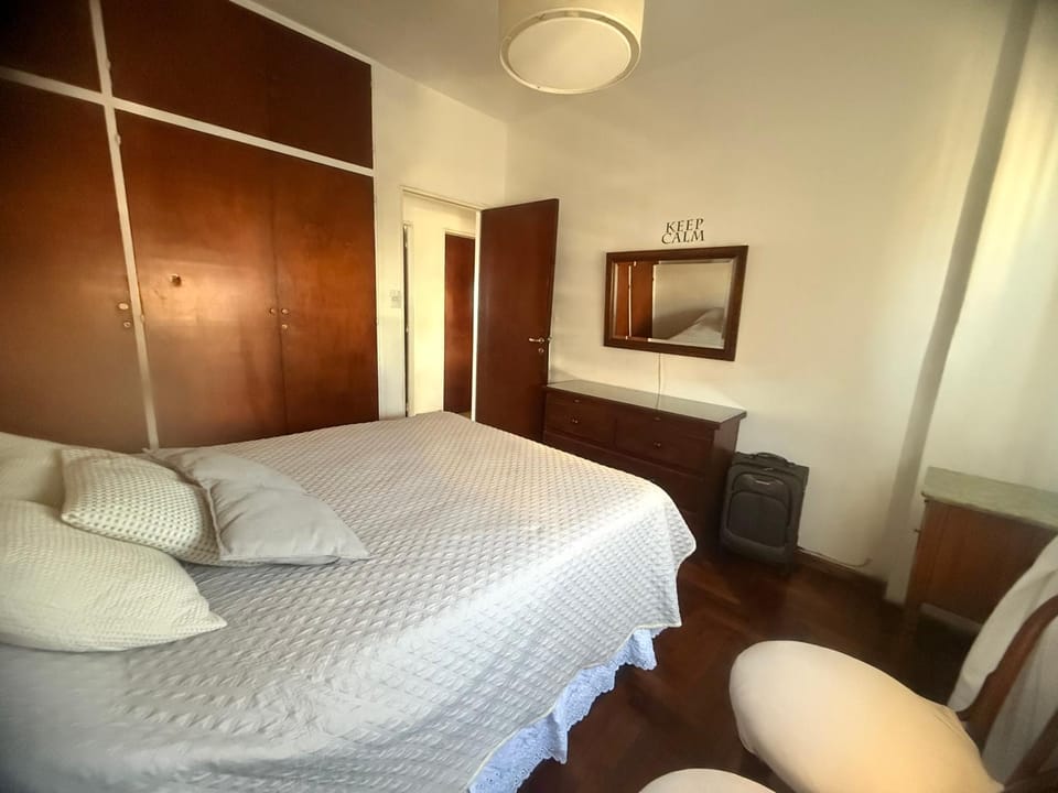 Luminoso depto de 3 amplios dormitorios y living comedor, cochera gratuita Apartment in Cordoba