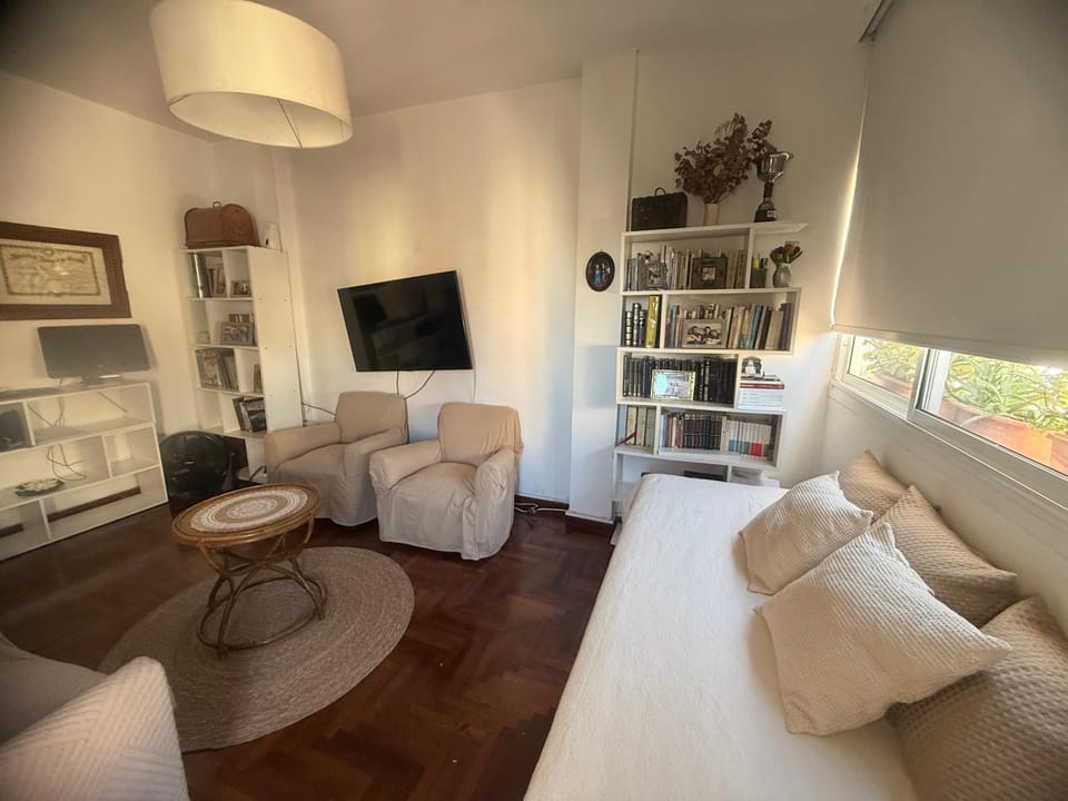 Luminoso depto de 3 amplios dormitorios y living comedor, cochera gratuita Apartment in Cordoba