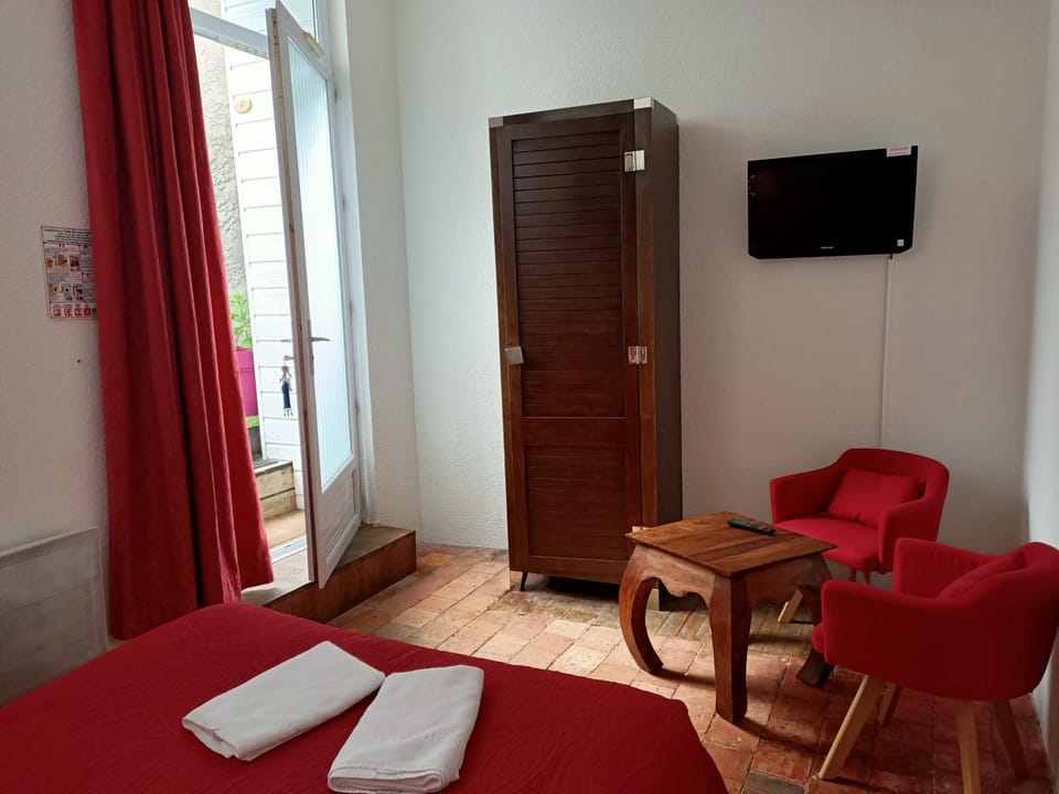 Living room, Photo of the whole room, Inner courtyard view