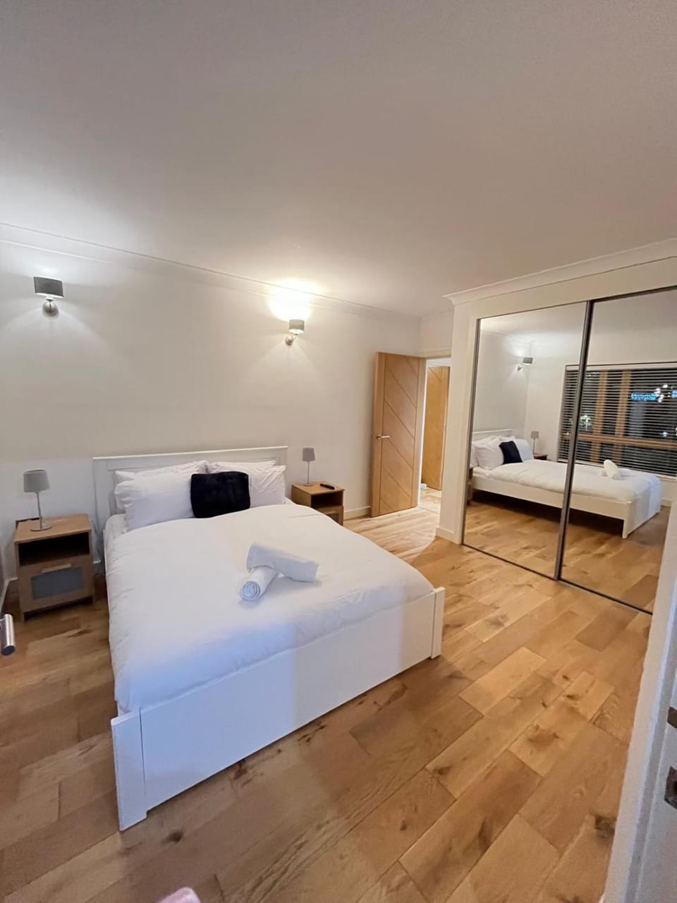 Riverside O2 Arena Retreat With Bath Jacuzzi Apartment in London
