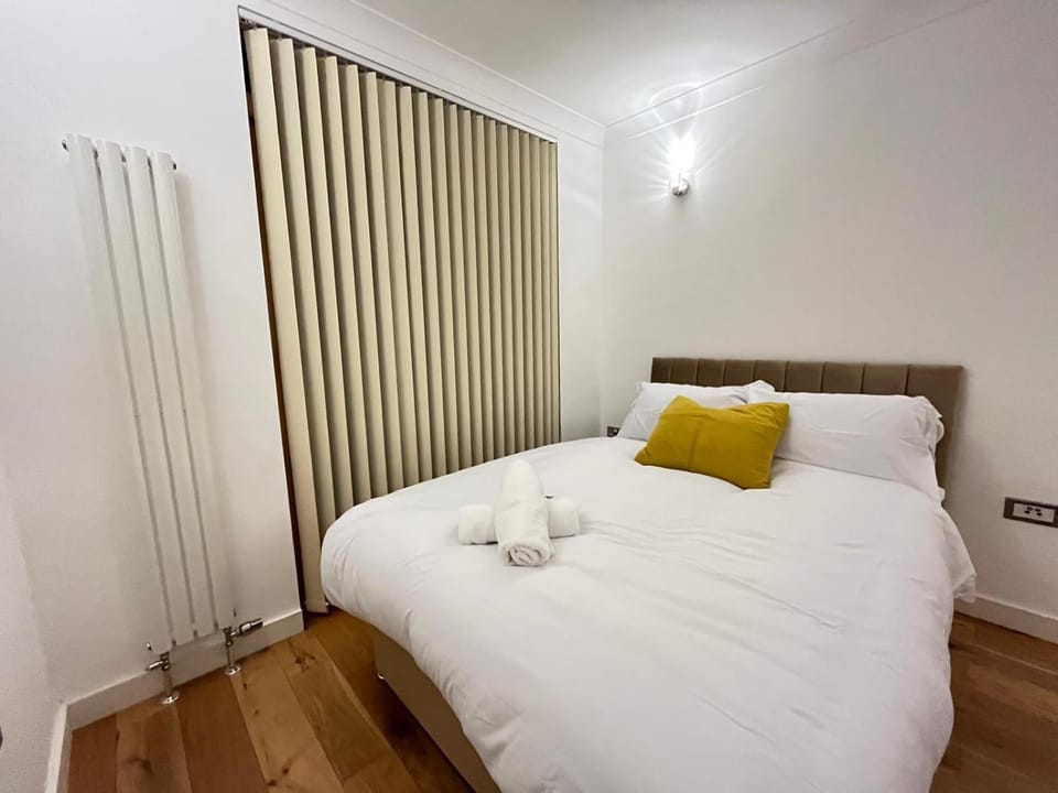 Riverside O2 Arena Retreat With Bath Jacuzzi Apartment in London