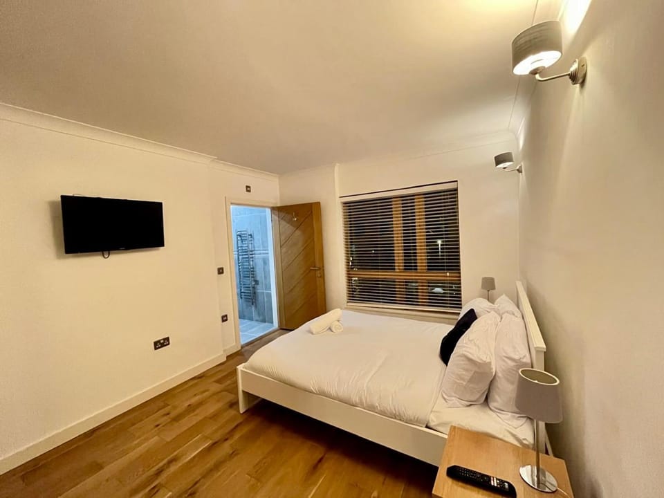 Riverside O2 Arena Retreat With Bath Jacuzzi Apartment in London