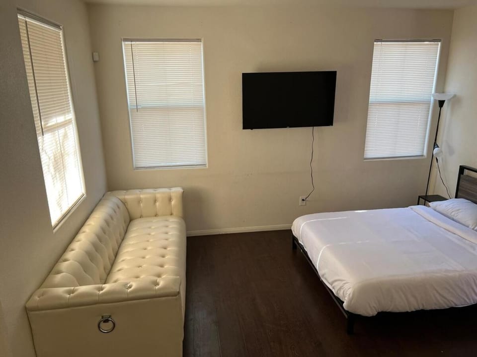 Extended Stay 3 or 4 Beds Cozy Smart Home Living House in Spring Valley