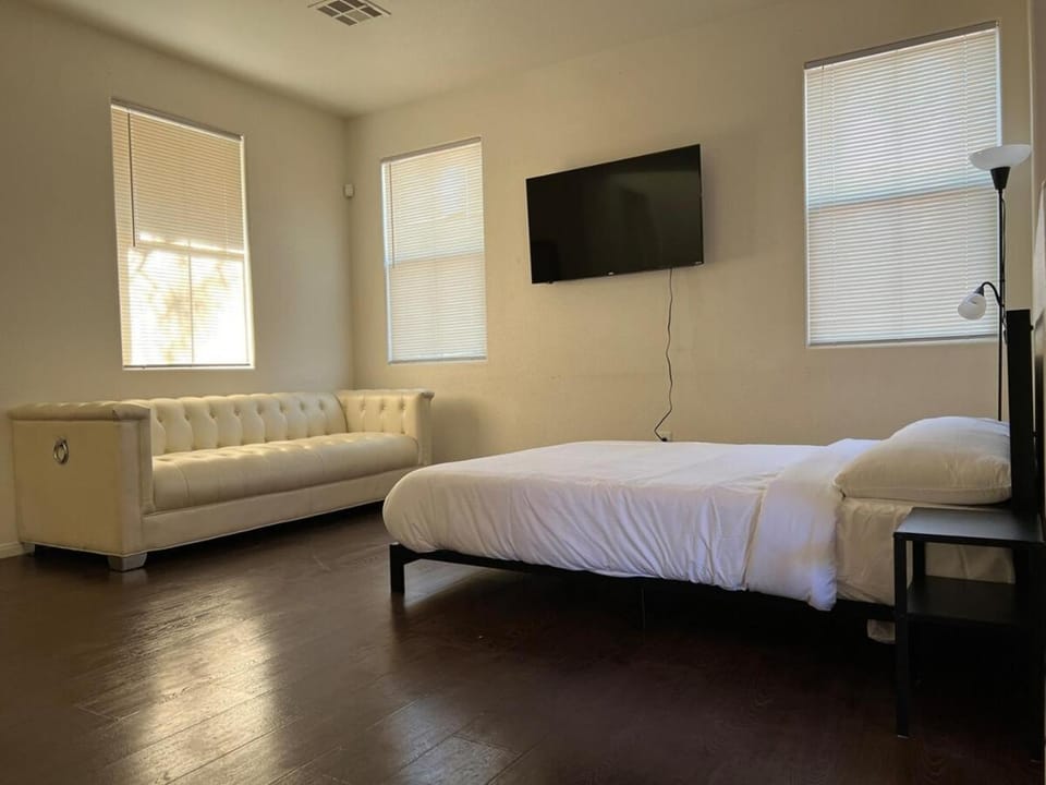 Extended Stay 3 or 4 Beds Cozy Smart Home Living House in Spring Valley