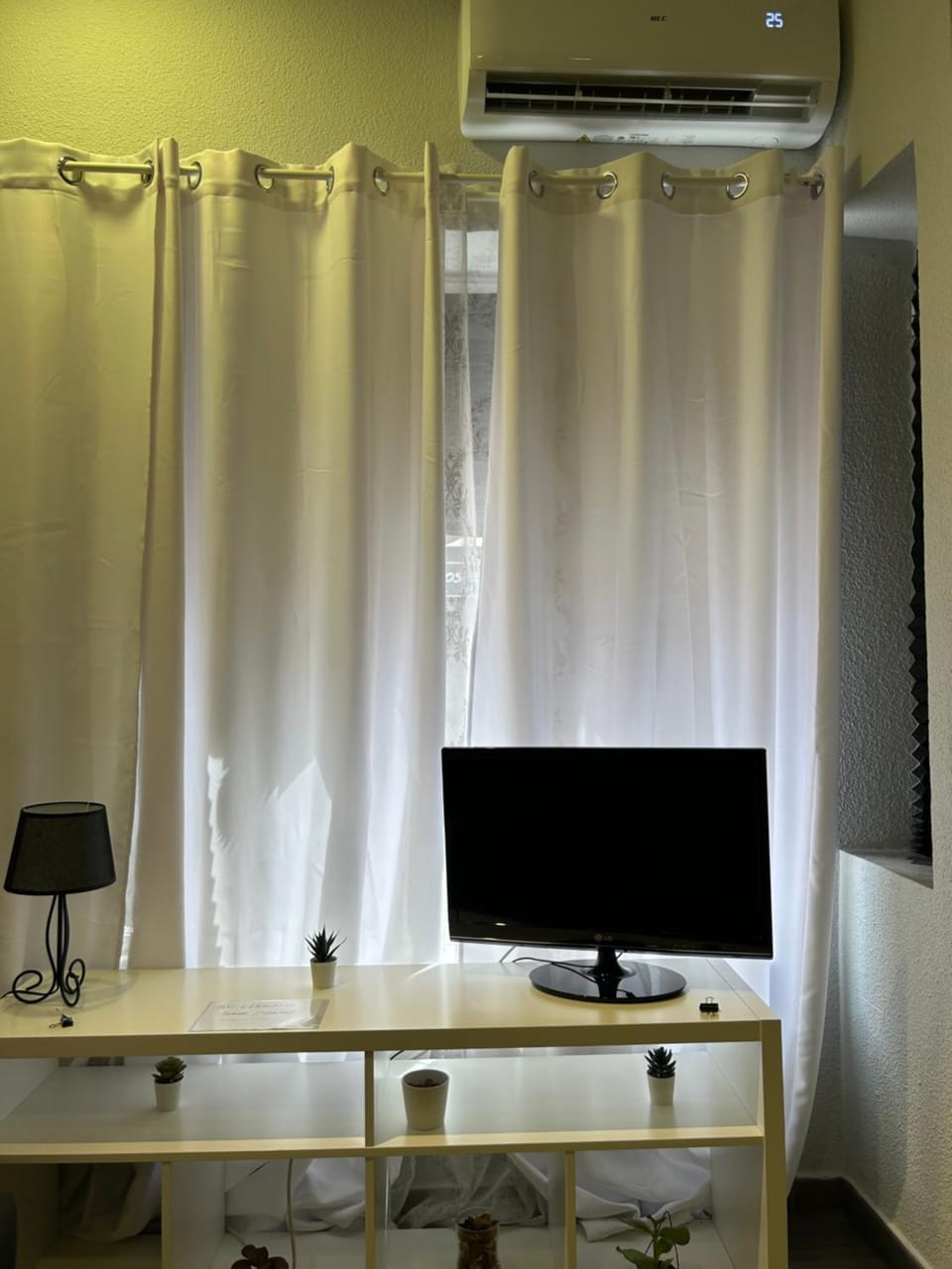 TV and multimedia, Living room, air conditioner