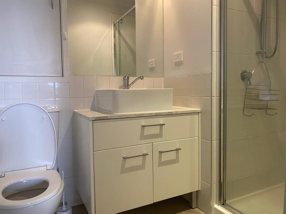 Shower, Toilet