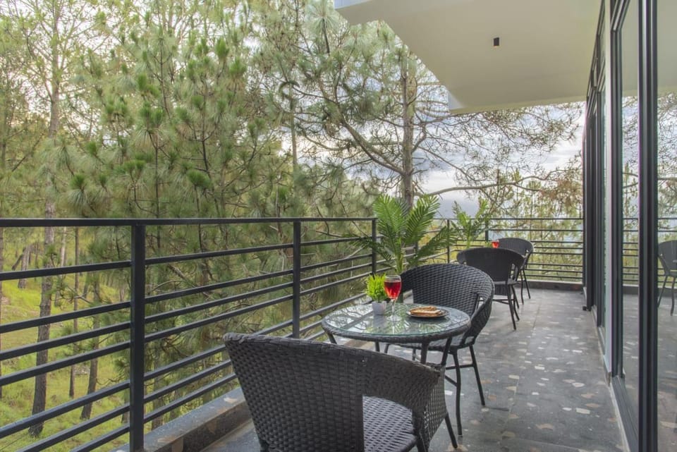 The Royals Luxury Apartments Rooftop Restaurant Lift Live Music Sat Apartment in Himachal Pradesh