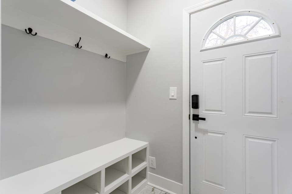 Modern Escape 3BR Apt with Parking Apartment in New Rochelle