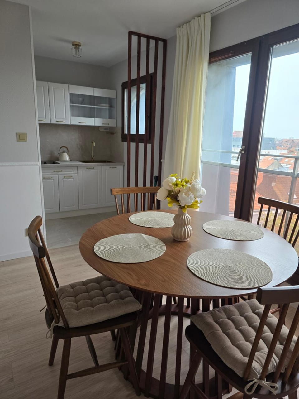 Kitchen or kitchenette, Seating area, stove