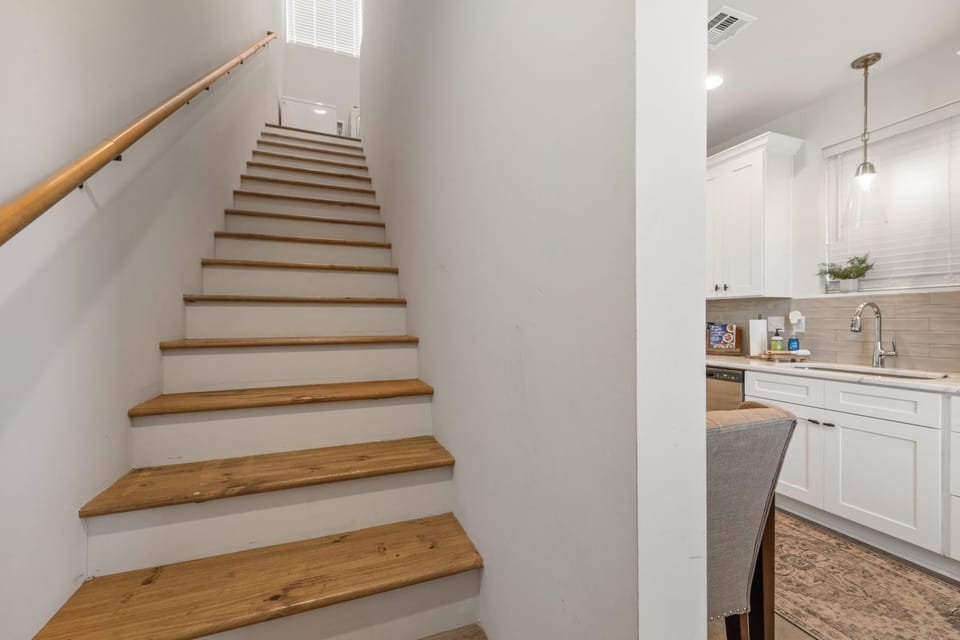 Beignet House Cajun Luxury Full Kitchen Fast WiFi Villa in Broussard