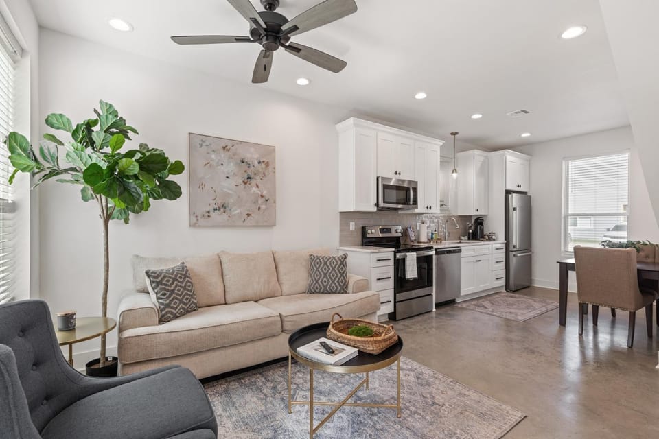 Beignet House Cajun Luxury Full Kitchen Fast WiFi Villa in Broussard
