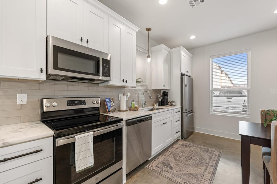 Beignet House Cajun Luxury Full Kitchen Fast WiFi Villa in Broussard