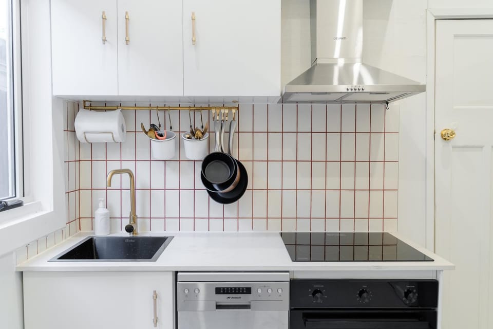 Kitchen or kitchenette, dishwasher, stove