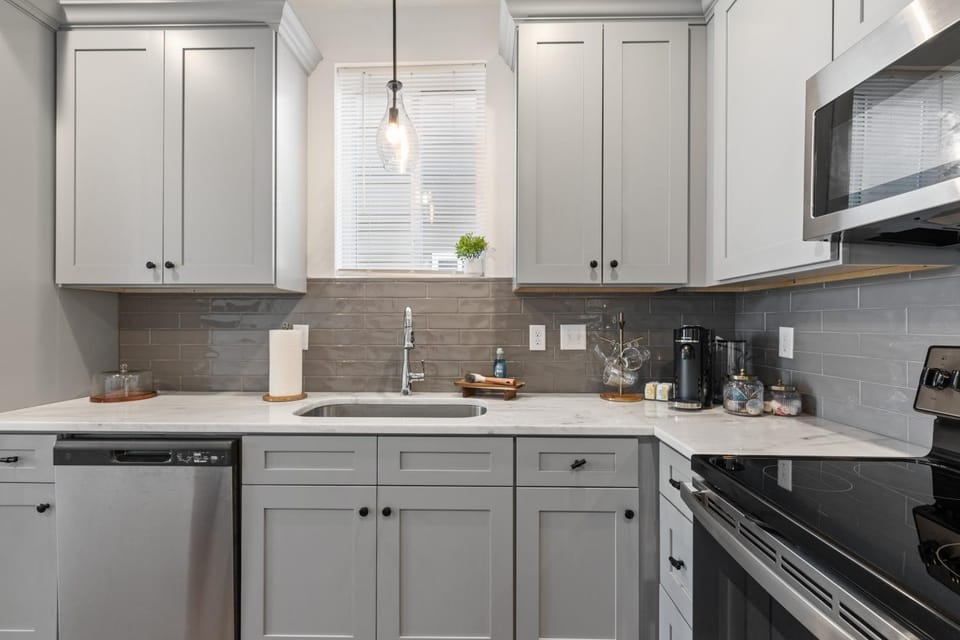 Blues House King Bed Full Kitchen Fast WiFi Apartment in Broussard