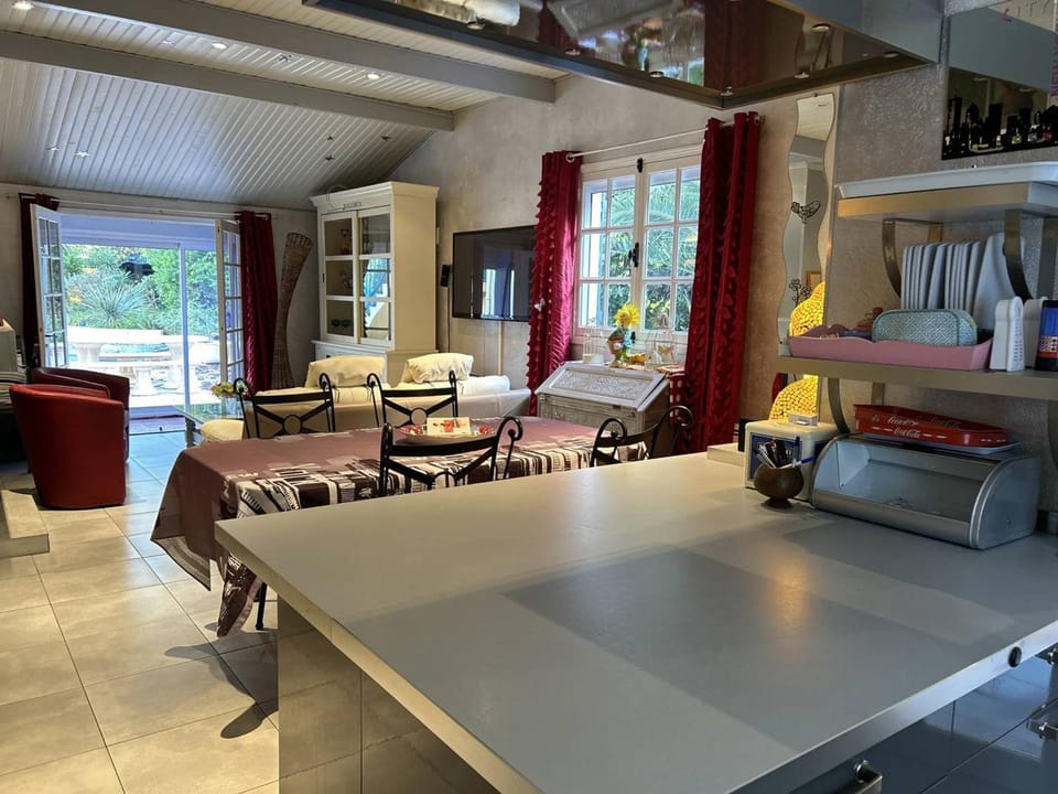 Villa 5 pièces avec piscine privée près de la plage au Lavandou - FR-1-251-852 House in Le Lavandou