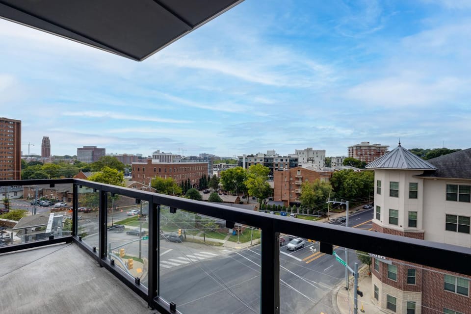 Elegant Corner Penthouse with Private Balcony, Skyline Views, Pool, and Gym Apartment in Nashville