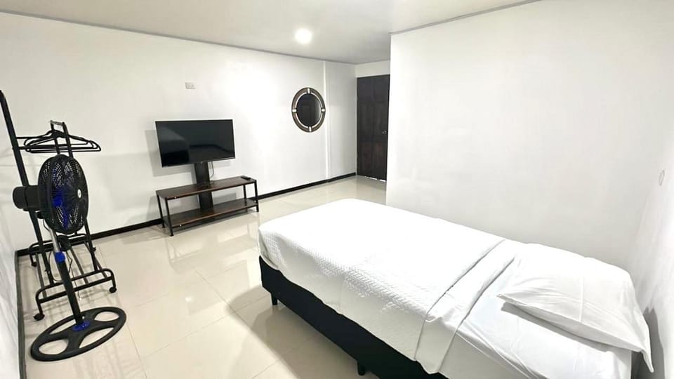 Communal lounge/ TV room, Bed, TV and multimedia, Photo of the whole room, Evening entertainment, Bedroom