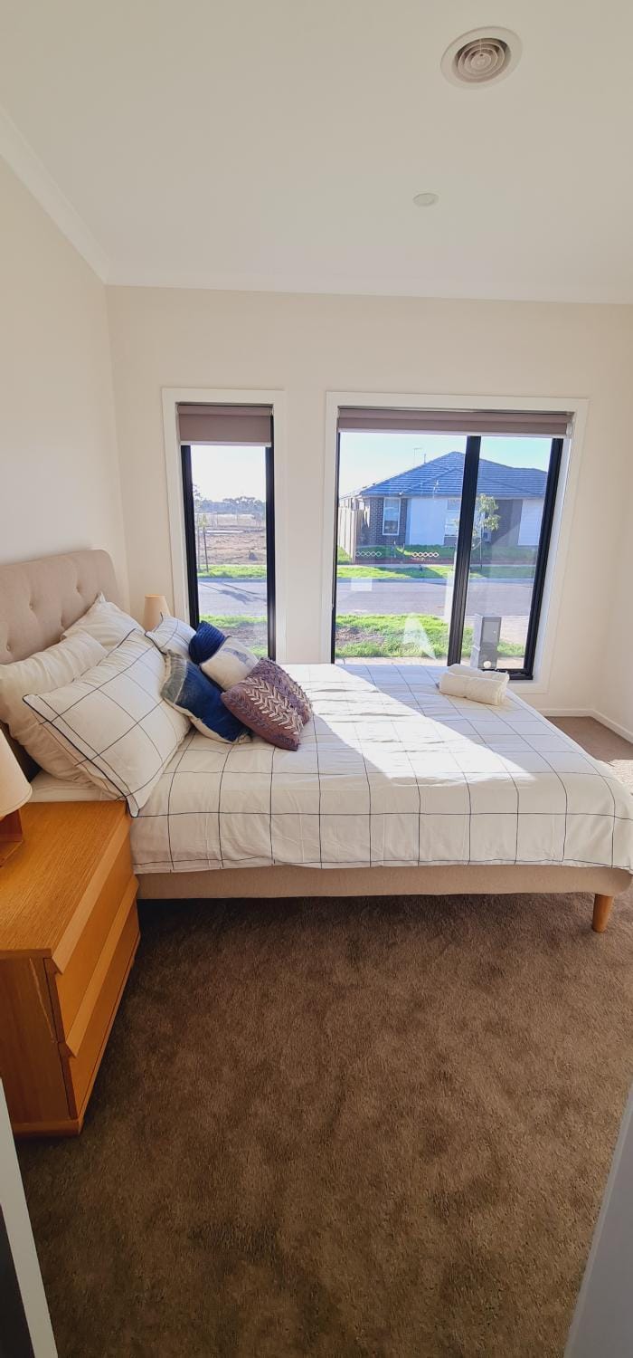 Stay in Tarneit West Melbourne House in Truganina