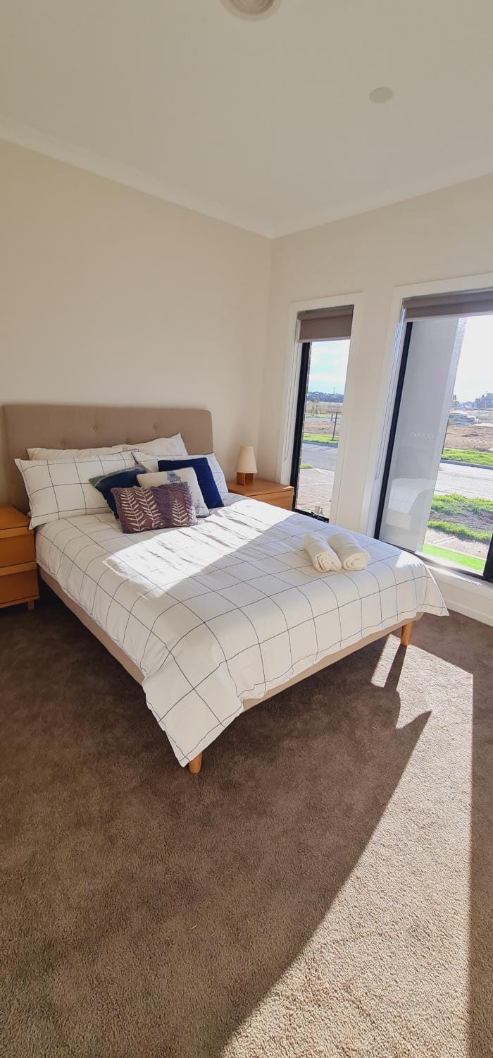 Stay in Tarneit West Melbourne House in Truganina