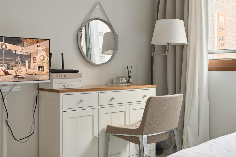 Bed, TV and multimedia, Bedroom