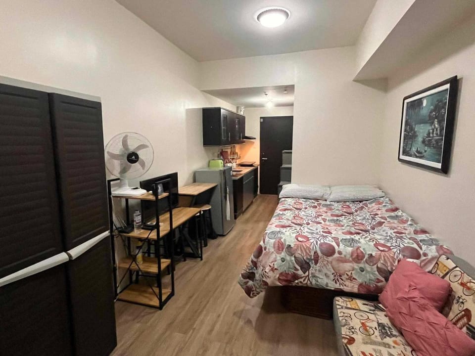 Bed, TV and multimedia, Photo of the whole room, Bedroom