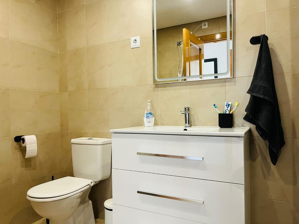 Toilet, Bathroom, towels