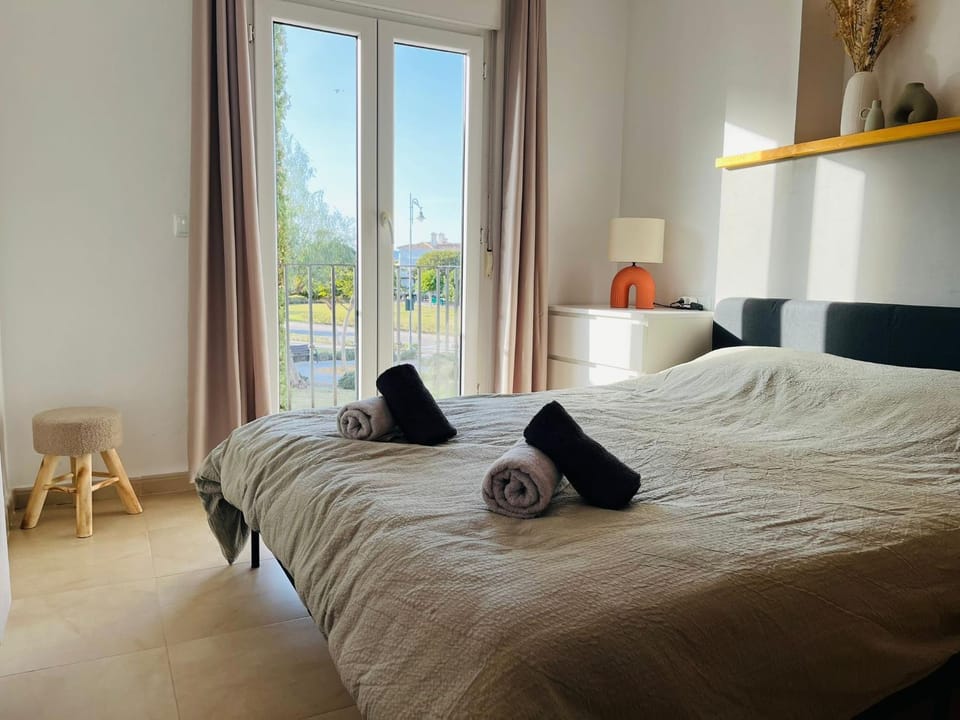 Bed, Bedroom, towels
