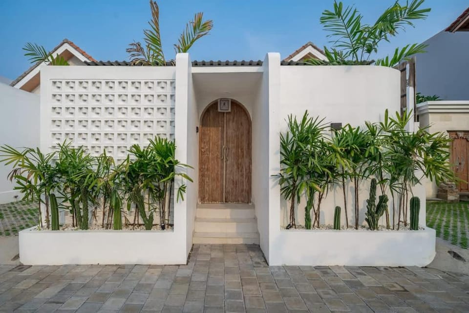 Property building, Facade/entrance, Day, Garden, Garden view
